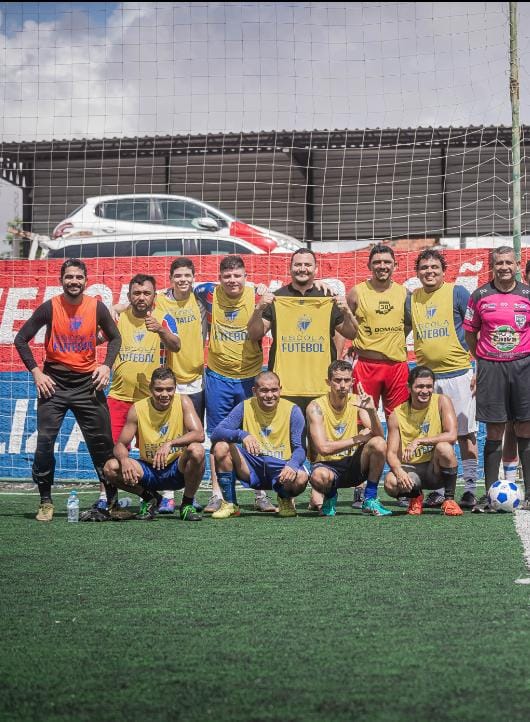 Pais reunidos em campo após o racha