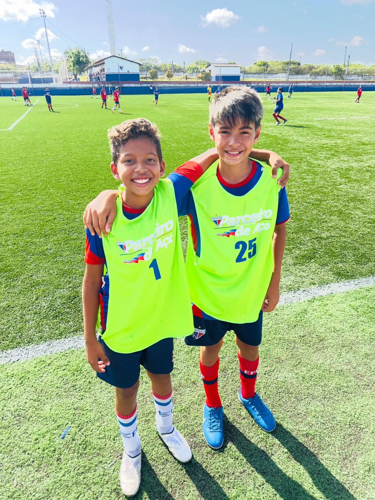 Alunos comemorando juntos após o treino